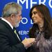 Argentínában Cristina Fernández de Kirchnernek sikerült, ami Hillary Clintonnak az Egyesült Államokban nem: egykori first ladyként megnyerte az elnökválasztást. Ráadásul olyan magabiztosan nyerte az első kört 2007-ben, hogy második fordulót már nem is kellett tartani.