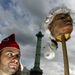 Francia szabadságharcosnak öltözött férfi phrügiai kalapban, dárdára tűzött műfejjel tüntet
