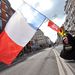 Francia zászlót tartó demonstráló Lilleben