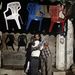 Gáza: két palesztin férfi üdvözli egymást