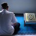 Malajziai muszlim hívő imája