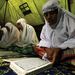 A Sinabung vulkán kitörése miatt kitelepített indonéziai nők olvassák a Koránt