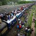 Bangladesiek százai próbálnak feljutni a vonatokra a fővárosban, hogy időben hazaérkezzenek az Eid-fesztiválra, ami a ramadán végét jelenti