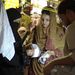 Indiai nők hagyományos muszlim fejfedőket nézegetnek a kolkatai piacon