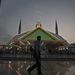 Pakisztáni rendőr járőrözik az iszlámábádi Fejszál mecset előtt