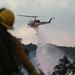 A tűzoltók repülőgépekről és helikopterekről próbálnak oltani.