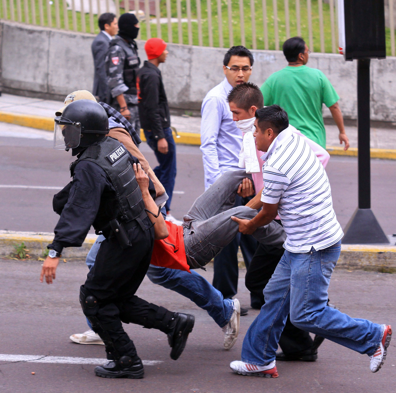 Lázadó rendőrök csapnak össze Rafael Correa támogatóival a kórház előtt ahol a rendőrök fogvatartották az elnököt