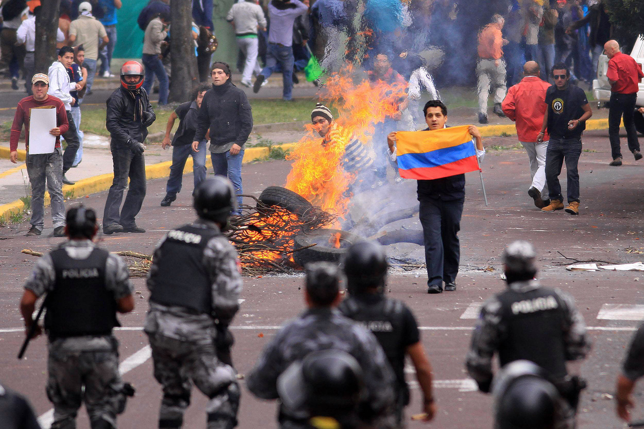 Lázadó rendőrök csapnak össze Rafael Correa támogatóival a kórház előtt ahol a rendőrök fogvatartották az elnököt