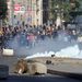 Benzines palackokkal és kövekkel hajigálták meg a vasárnapi melegfelvonulást biztosító rendőröket tüntetők a szerb fővárosban