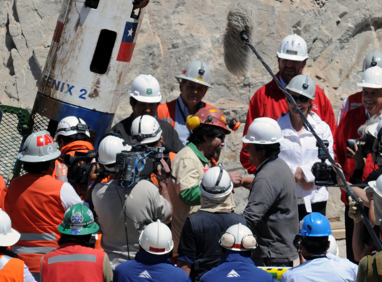 Chileiek ünnepelnek miután az összes bányász sikeresen kiszabadult