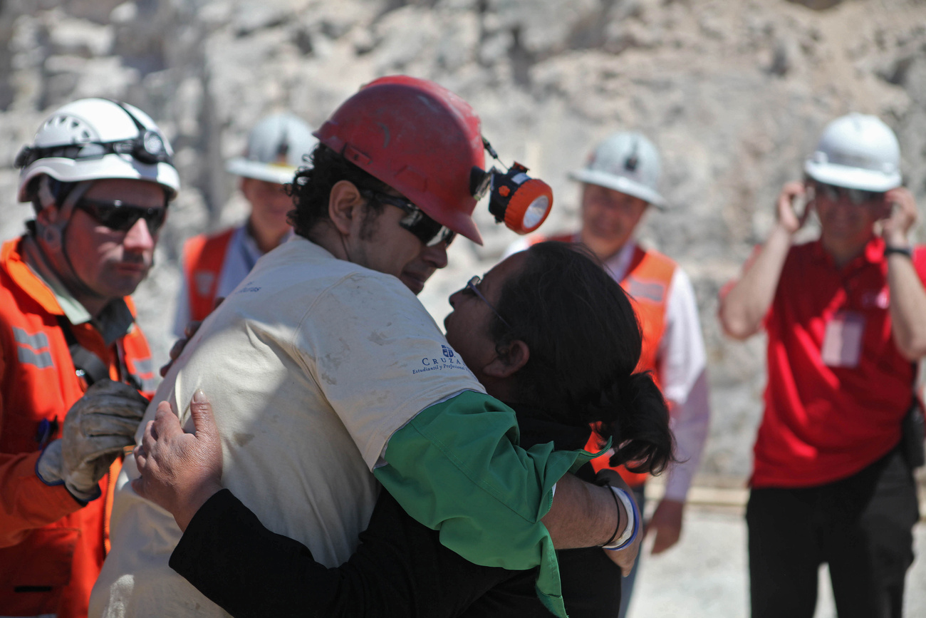 Chileiek ünnepelnek miután az összes bányász sikeresen kiszabadult