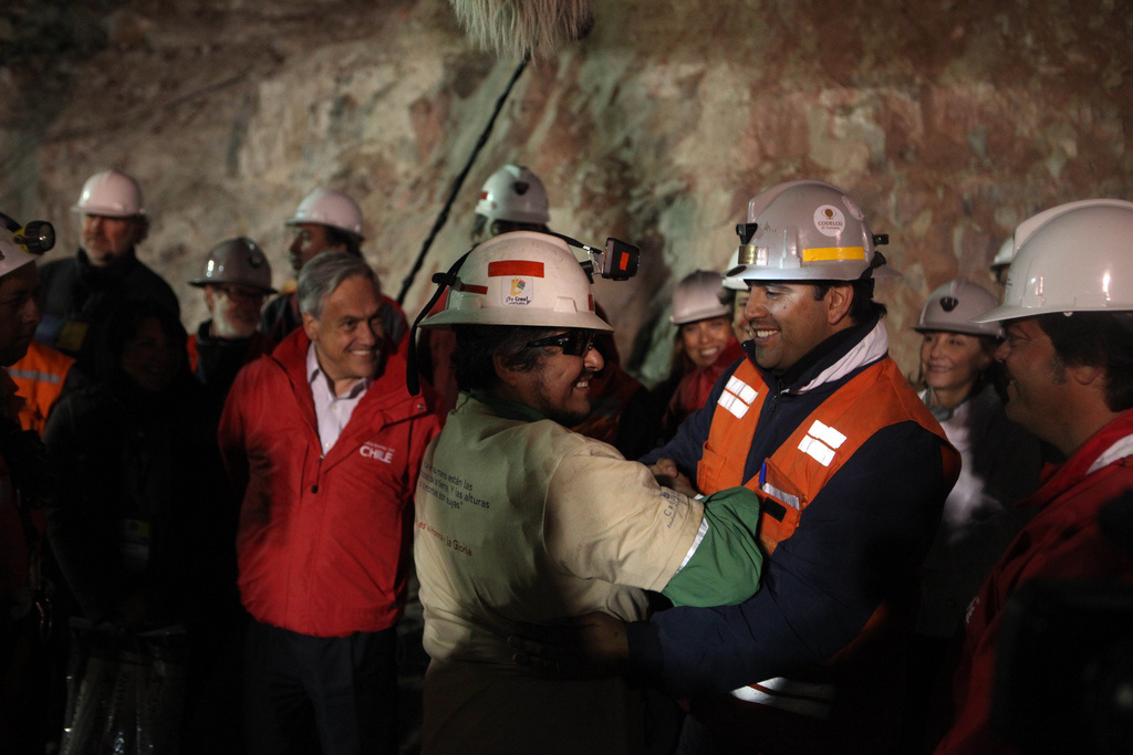 Luis Urzua az utolsó bányász, 54 éves, 27 perc alatt emelték ki