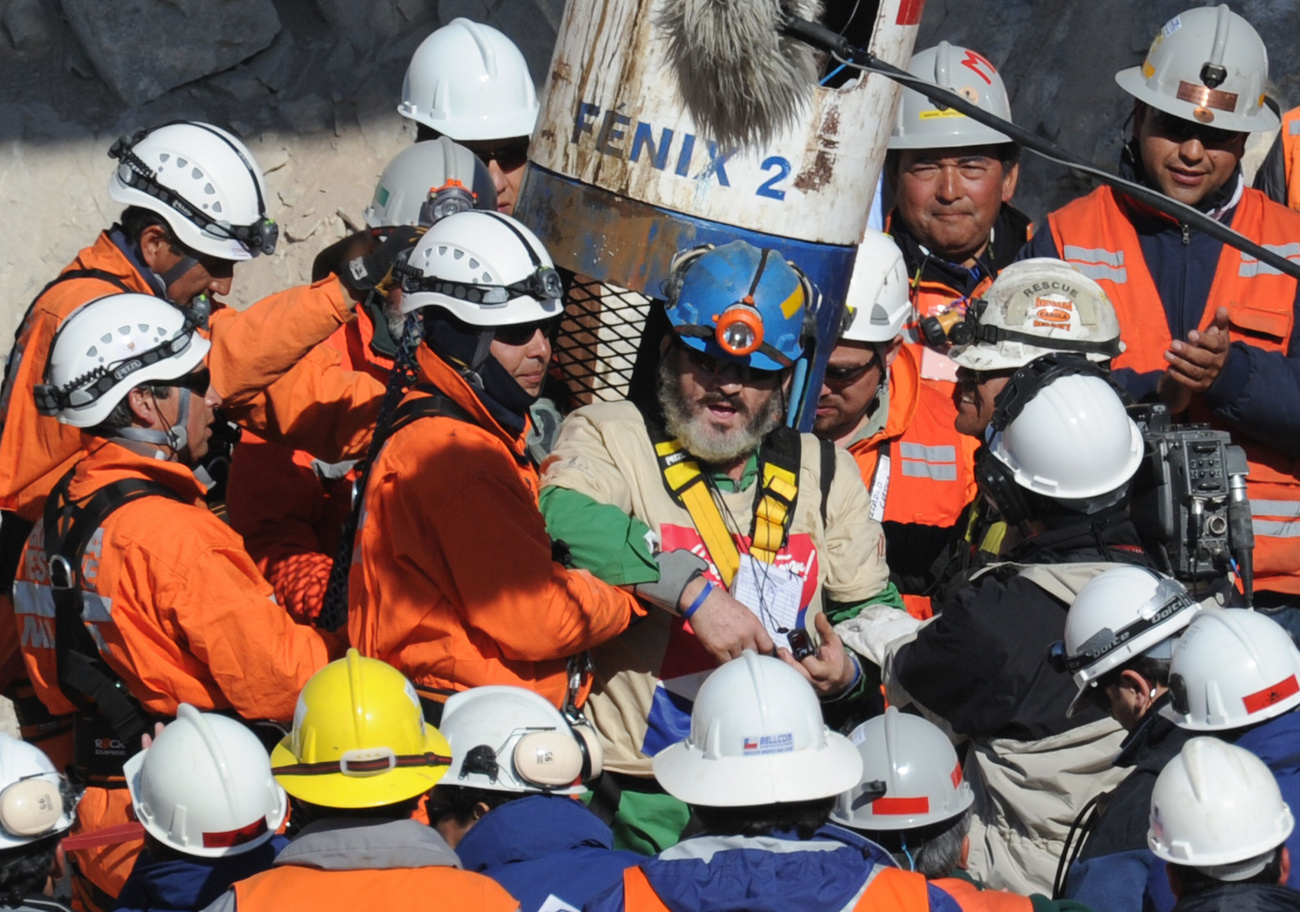 Luis Urzua az utolsó bányász, 54 éves, 27 perc alatt emelték ki