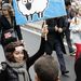 Gimnazista lány transzparense egy párizsi tüntetésen