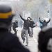 Fiatal tüntetők dobálják a rendőröket a Párizshoz közeli Nanterre-ben
