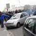Autókat vernek szét és borítanak fel fiatalok Lyonban