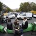 Párizsi gimnazisták kukákkal torlaszolták el a Place de la Republique-ot