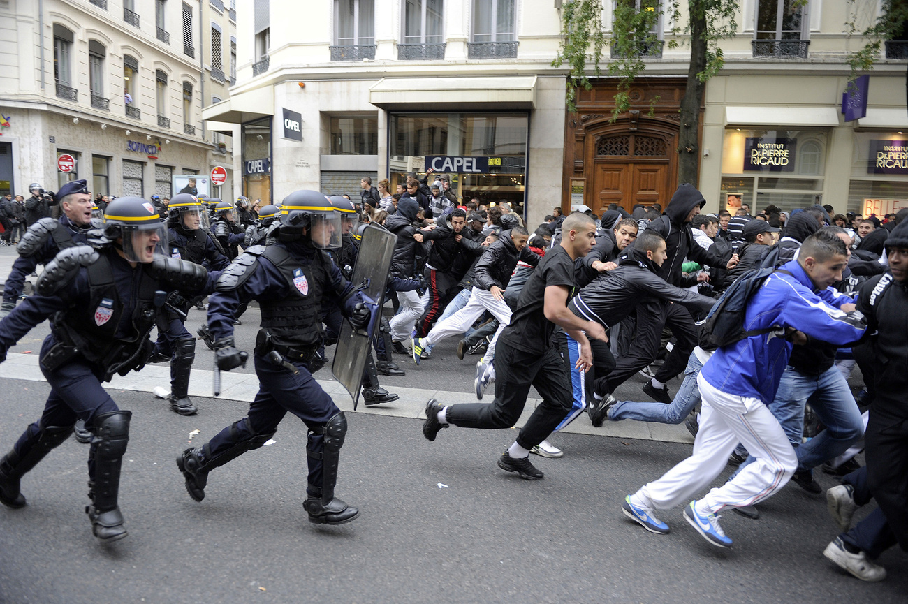 Franciaországban szinte az összes finomítót lezárták a nyugdíjreform ellen tüntető szakszervezetisek - a képen egy dél-franciaországi finomító blokádja látható