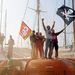 A korzikai komptársaság dolgozói kalóz és szakszervezeti zászlókat lobogtatnak
