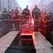 Tűzoltók tüntetnek a tervezett francia nyugdíjreformok ellen