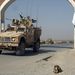 Afganisztán Baglán tartományában egy öngyilkos merénylő a levegőbe röpítette robbanószerrel megrakott autóját, amikor az újjáépítésben részt vevő magyar katonai alakulat konvoja elhaladt. A robbantásos merénylet helyszínén gyalogos afgán rendőr áll őrt, miközben páncélozott autójában amerikai katonai járőr halad el mellette.