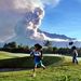 Gyerekek játszanak Sleman egyik golfpályáján, Jogdzsakarta tartomány egyik, a Merapi vulkánhoz közel lévő településén