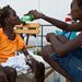 Egy nő itatja kolerás gyermekét tiszta vízzel