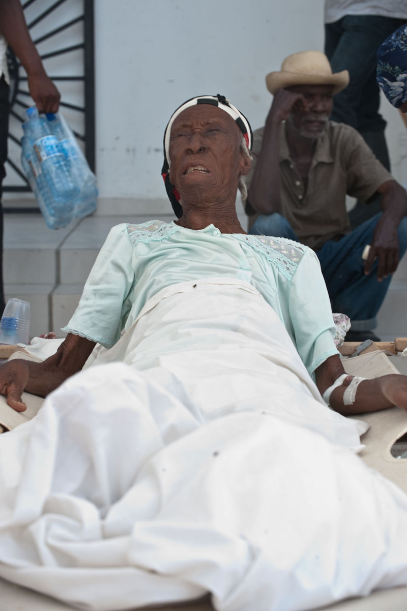 Szomjazó emberek várakoznak a tábori kórházban a kezelésre