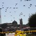 A BBC szerint a robbanás vasárnap reggel történt, a rendőrök kordonokkal kerítették körbe a Taksim teret