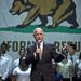 Jerry Brown demokrata kaliforniai kormányzójelölt beszél támogatóihoz győzelme után