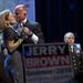 A leköszönő Arnold Schwarzeneggert váltó Jerry Brown demokrata kaliforniai kormányzójelölt megcsókolja feleségét miután győzött az amerikai félidős korgresszusi és kormányzóválasztáson.