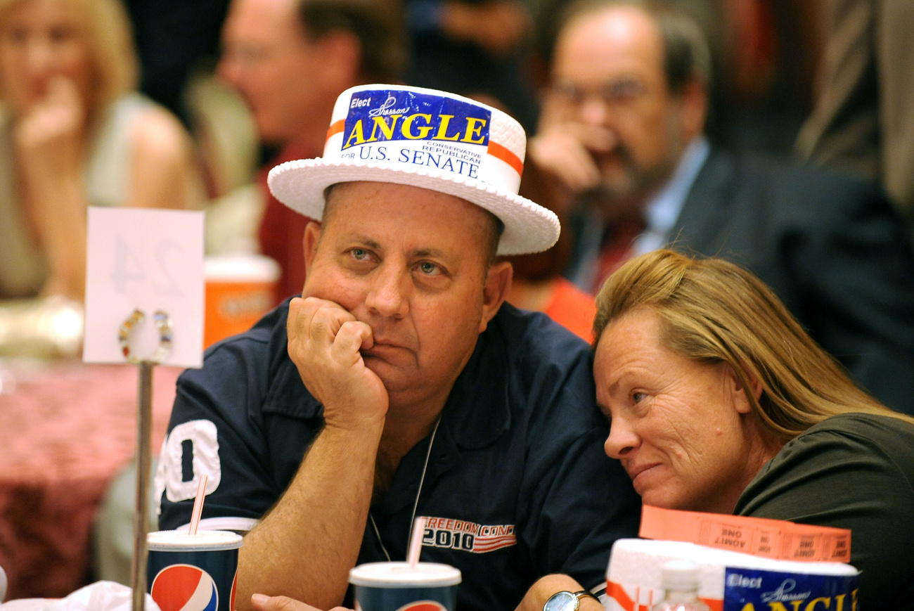Republikánus támogatók izgulnak az eredményvárón Sharon Angle partiján Nevadában.