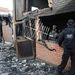 Egy kiégett lakóházat vizsgálnak át a rendőrök 