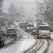 A közlekedést jelentősen lelassította a havazás Angliában. Gatwicket éjszakára lezárták, hogy megtisztíthassák a kifutókat a hótól és az Eurostar vonat sem közlekedett