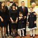 XVI. Benedek és a héttagú Orbán-család. A kormányfő mellett neje, Lévai Anikó, balról Sára, Gáspár, Ráhel, Flóra és Róza.
