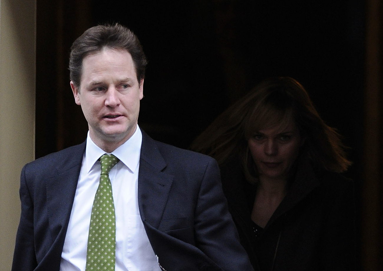 Nick Clegg miniszterelnök-helyettes a Downing Street 10 előtt