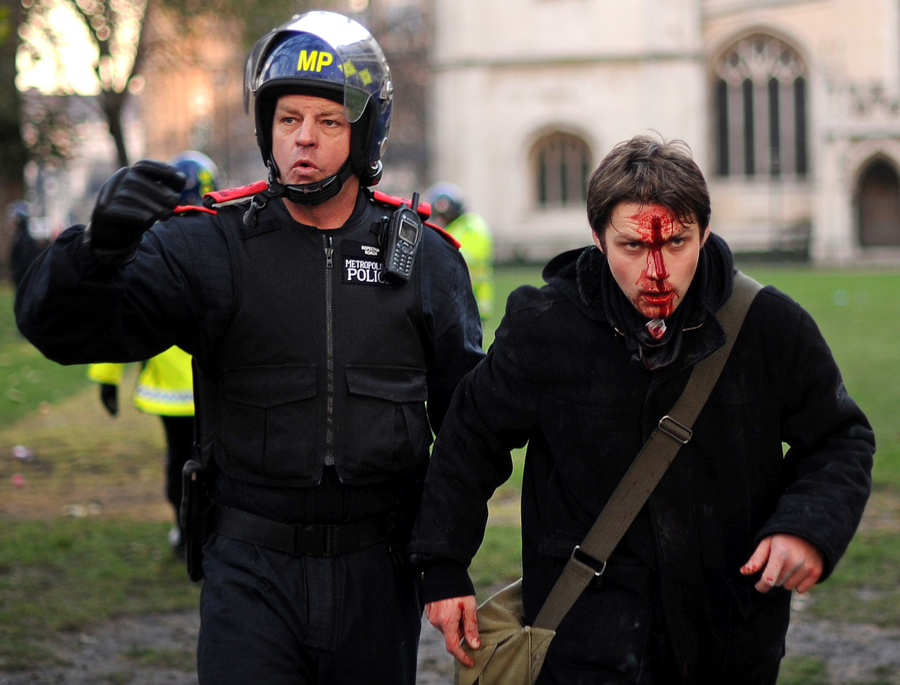 Nick Clegg miniszterelnök-helyettes a Downing Street 10 előtt