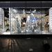 Az Oxford Street-i elegáns boltok kirakatait is betörték, összegraffitizték a tüntetők