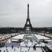 Vidám franciák korcsolyáznak az Eiffel torony közelében