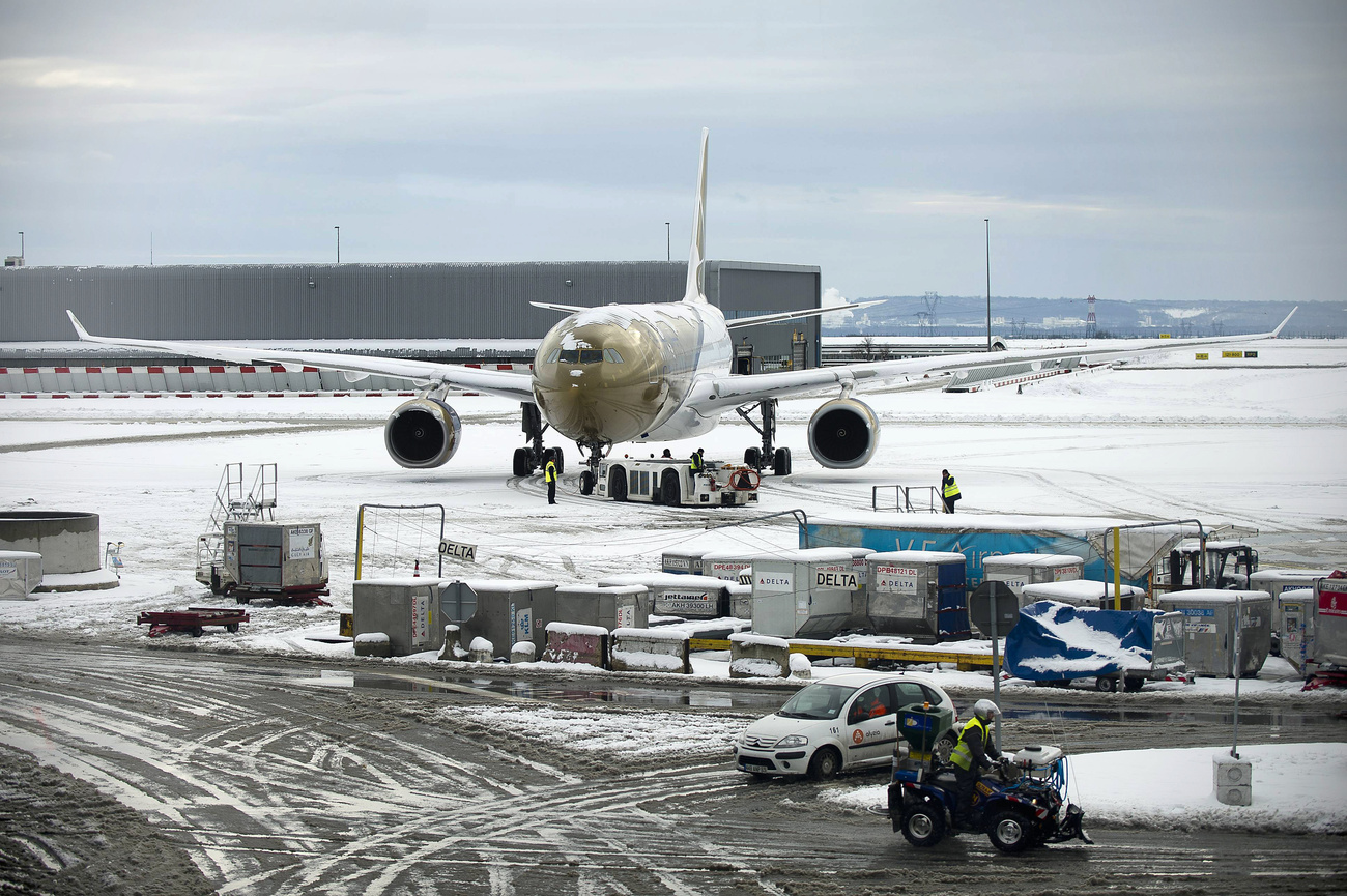 Egyedül Frankfurtban mintegy 540 járatot kellett törölni a havazás miatt