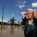 Az özönvízszerű esőzések okozta áradások szombat óta három halálos áldozatot követeltek Ausztrália különböző részein.