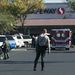 Tucson, 2011. január 8. A helyszínnél rendőrök dolgoznak és tűzoltóautó áll az arizonai Tucsonban 2011. január 8-án, miután Gabrielle Giffords amerikai demokrata párti képviselőnőt főbe lőtte egy ámokfutó, az egyik munkatársát pedig megölte. A politikust válságos állapotban kórházba szállították. Giffords a választóival találkozott, amikor a támadó tüzet nyitott egy bevásárlóközpont előtt. (MTI/EPA/Gary M. Williams) 
