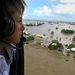 Kristina Keneally, Új-Dél-Wales kormányzója helikopterről szemléli az árvízhelyzetet.