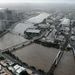 A Brisbane folyó megáradt vize hömpölyög Brisbane központi üzleti negyede körül 2011. január 12-én, miután az árhullám elérte a harmadik legnagyobb ausztrál várost.