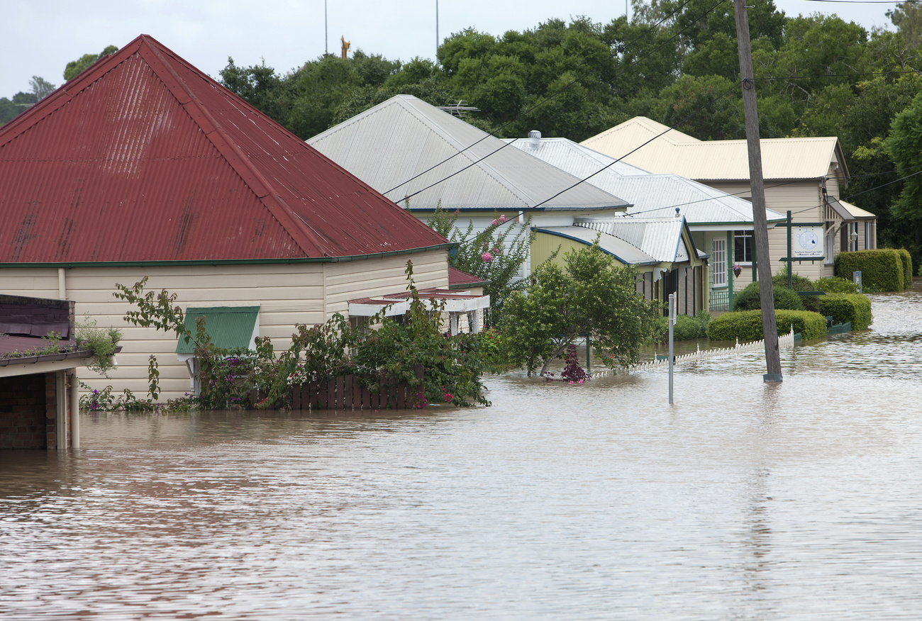 Kristina Keneally, Új-Dél-Wales kormányzója helikopterről szemléli az árvízhelyzetet.