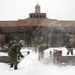 Katonák takarítják a havat a mauzóleum bejárata elől