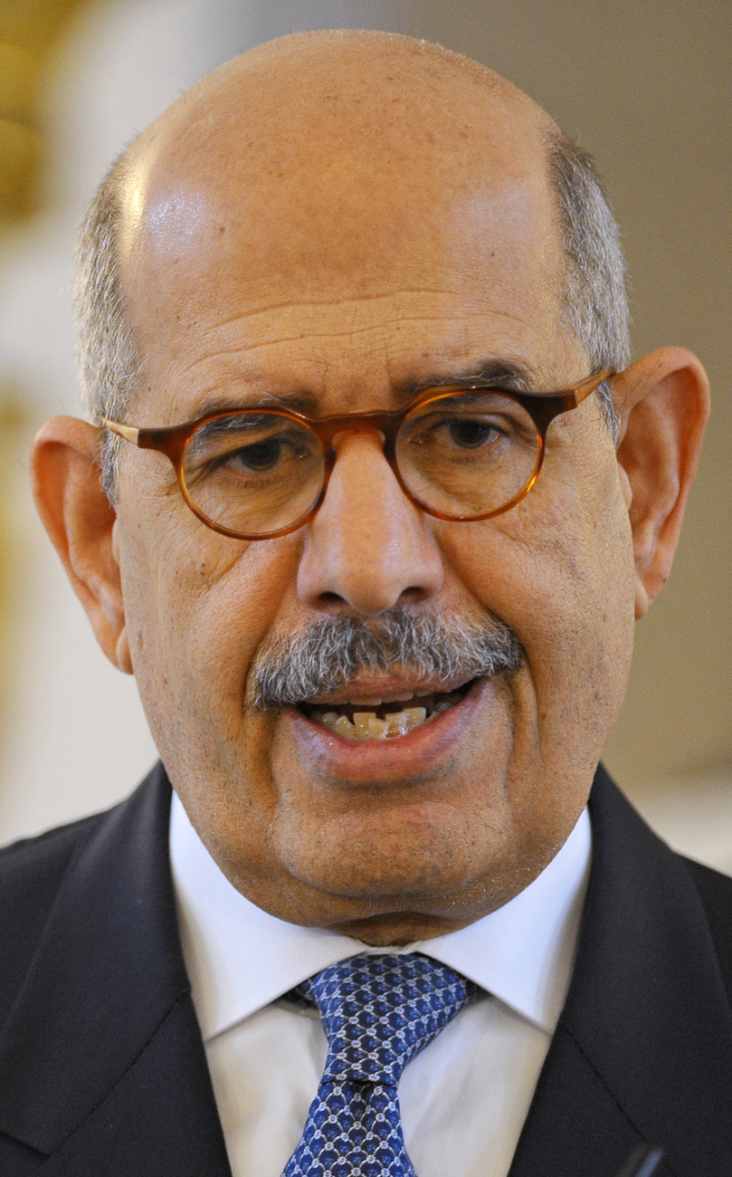A több napja tartó kairói kormányellenes tüntetések hatására hazatér Egyiptomba az ottani ellenzék egyik vezéralakjaként számon tartott, külföldön nagy tekintélynek örvendő, Nobel-békedíjas politikus, Mohamed-el Baradei. A bécsi székhelyű Nemzetközi Atomenergia-ügynökség (NAÜ) korábbi főigazgatója várhatóan már csütörtökön megérkezik Kairóba