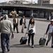  Külföldi turisták húzzák bőröndjüket egy kairói utcán 