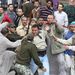 Civilruhás rendőrnek vélt egyiptomit menekítenek a katonák a feldühödött tömeg elől