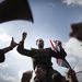 Egyiptomi katonatiszt a tüntetők vállán